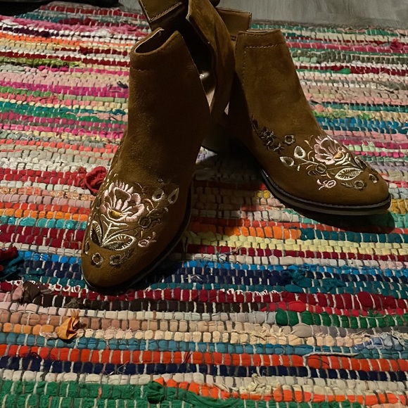 Floral Embroidered Booties - Picture 3 of 5
